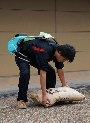 日本推出可穿戴式机器人助人轻松搬运重物(图)