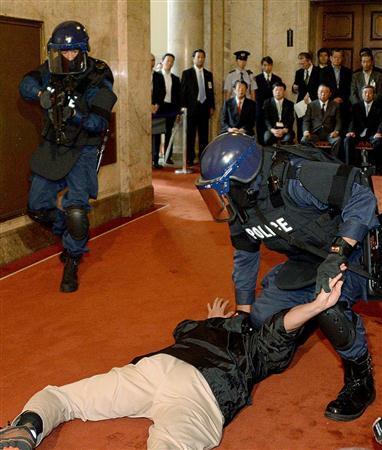 日本国会举行首次反恐演习数百人参与演练(图)