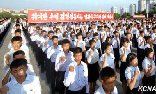 朝鲜学生举行誓师大会纪念金日成逝世21周年