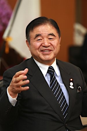 安倍内阁再爆丑闻奥运担当相被爆收受政治献金