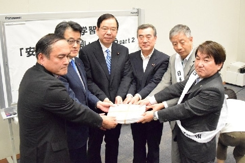 数十万日本人请愿反对安保法呼吁各党联合抵制