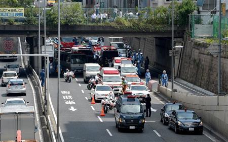 日本东京高速路现重大交通事故至少25人伤(图)