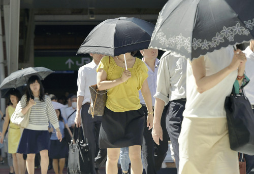 酷暑暴雨接连席卷日本列岛民众忙避暑挡雨(图)