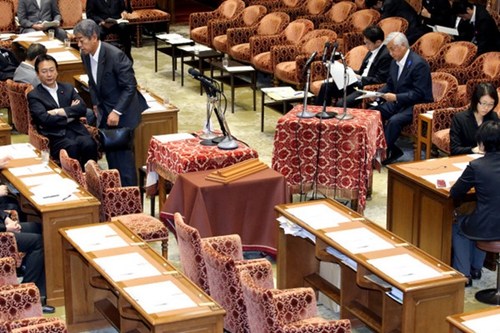 日本朝野就安保法表决日程激烈交锋在野党抗议