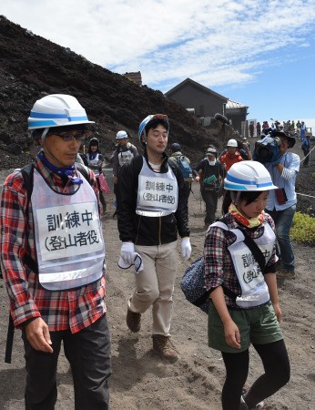 日本静冈县举行防灾演练严防富士山喷发(图)