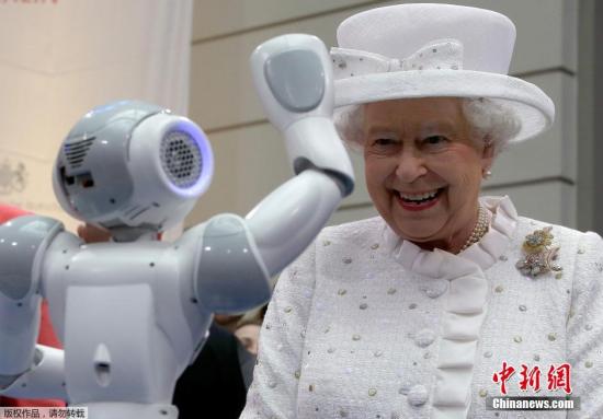 英国三口之家出游挡路女王礼貌避过微笑致意