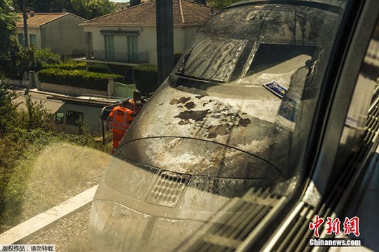 һ�����г��ڷ����ϲ�����300���˿ͱ���ɢ