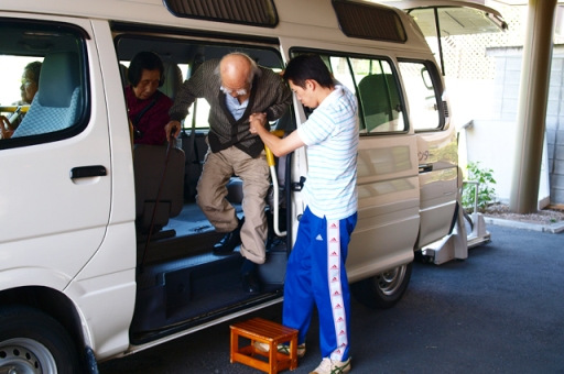 日本老人接送车事故频发为老龄化社会敲响警钟