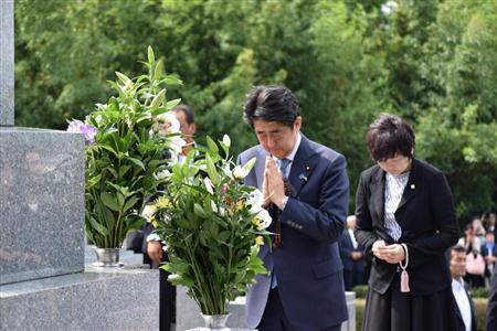 安倍在家乡为父扫墓新谈话将强调“不战誓言”