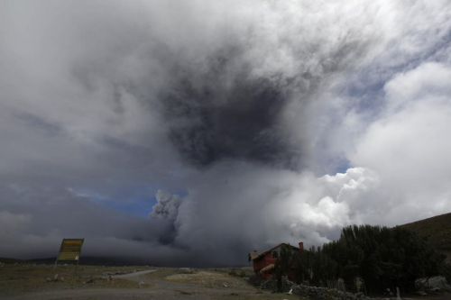 厄瓜多尔一座火山喷出火山灰冲上5公里高空(图)
