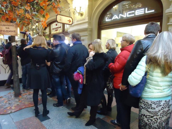 战斗民族“占位式”排队超神奇:队伍从来不会乱