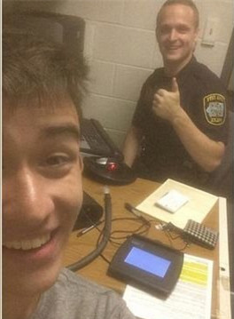 美国一男子酒驾被捕竟开心与警察自拍（图）