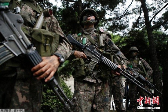 韩国民众抗议韩美联合军演4名示威者被警方带走
