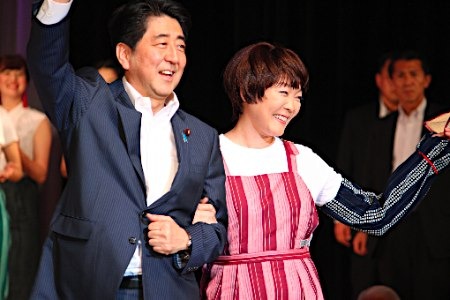 安倍夫人三月内两次“拜鬼”或为安抚右翼势力