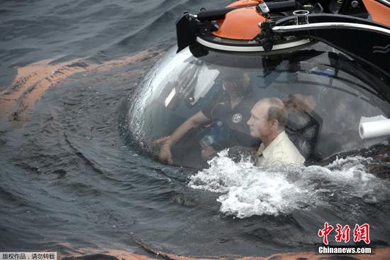 普京乘潜水器下潜至水下80米称“很有趣”(图)
