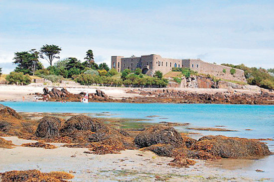 法国一对情侣在荒废城墙上亲热时不慎坠河身亡