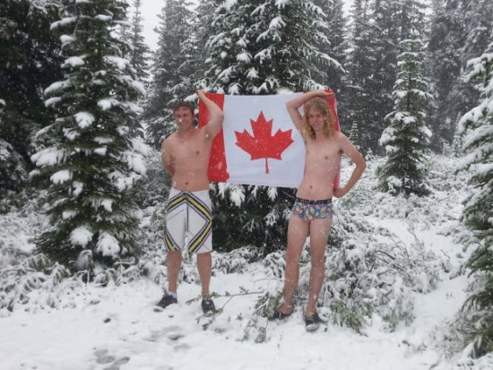 加拿大上演8月飘雪奇观：男子光膀子雪中留影（图）