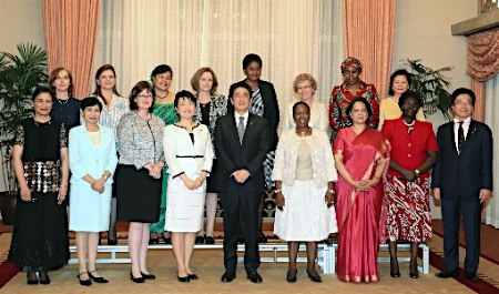 安倍宴请多国女性驻日大使拟“提升女性地位”