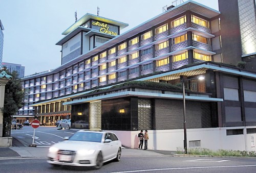 日本活地标大仓酒店正式关灯大批民众拍照留念