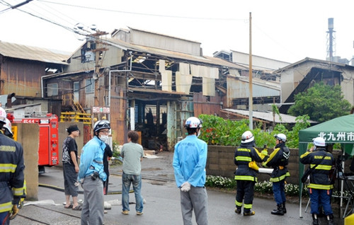 日本北九州一铝厂爆炸失火未发现人员伤亡(图)
