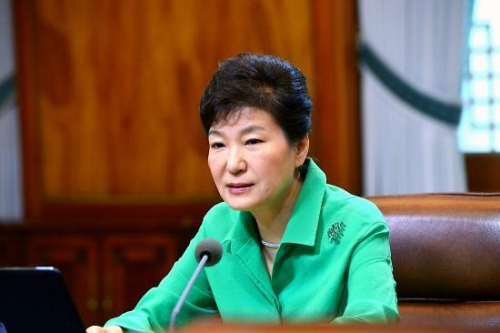 朴槿惠视察大邱称望外交力量带动经济发展改革