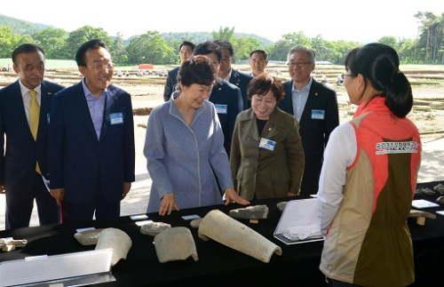 朴槿惠赴月城新罗王宫挖掘现场吁推动文化繁荣