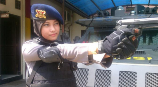 ӡ��Ů�ѻ���ǹ����׼�ٲ������ְҵ��ģ�أ�ͼ��