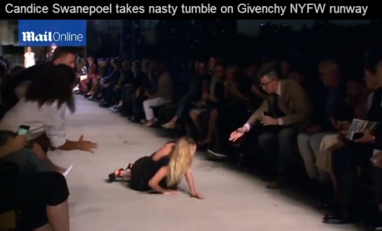 维秘超模走秀摔倒双膝受伤拒搀扶自己爬起(图)