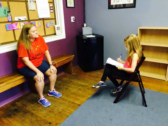 8��Ů�����챨ֽ��һ�ְ���ɷ�д�����Ӱ��ͼ��