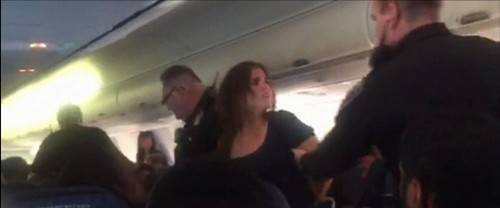 ��һŮ�ӿ��з���ȭ��˿Ϳճ˱ƿͻ��ĵ��Ƚ�