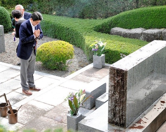 安倍晋三为外祖父扫墓“汇报”安保法案通过
