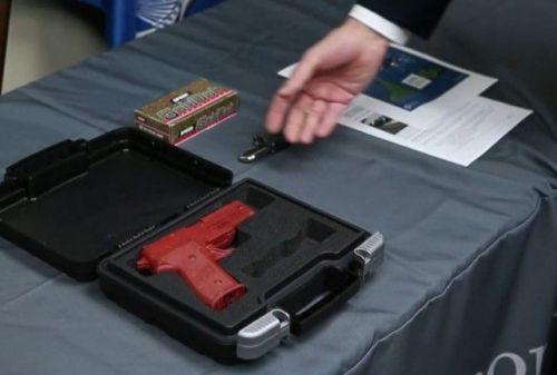 枪不离身?美机场安检7天在旅客行李中查出67支枪