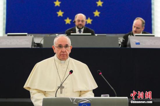 美媒:美议员偷教皇用过的水杯与他人分享“圣水”