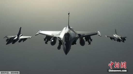 法国首次空袭在叙IS总理称出于“自卫”