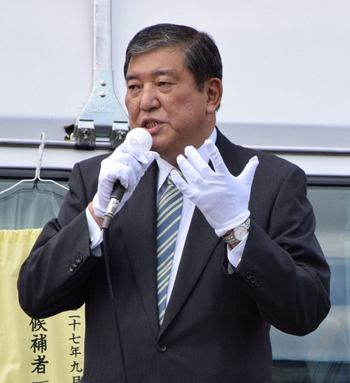 日媒:石破接安倍首相路布荆棘自民党内冷眼漠视