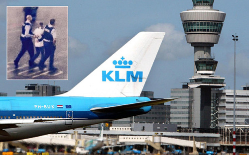 有惊无险!机门误当厕所门男子高空险酿祸(图)