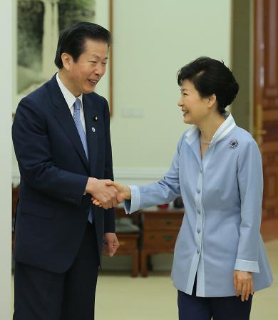 韩媒:朴槿惠接受安倍亲笔信韩日关系现破冰迹象