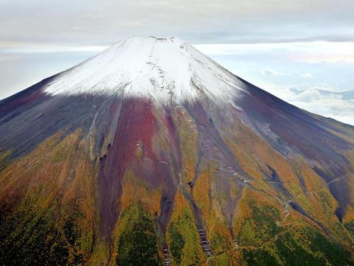 日本富士山迎来初雪披上银装较往年晚11天(图)