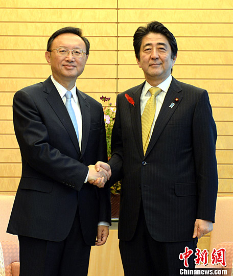 日本首相安倍晋三会见中国国务委员杨洁篪