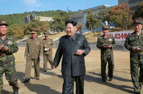 金正恩视察朝鲜人民军350部队赠送望远镜步枪(图)