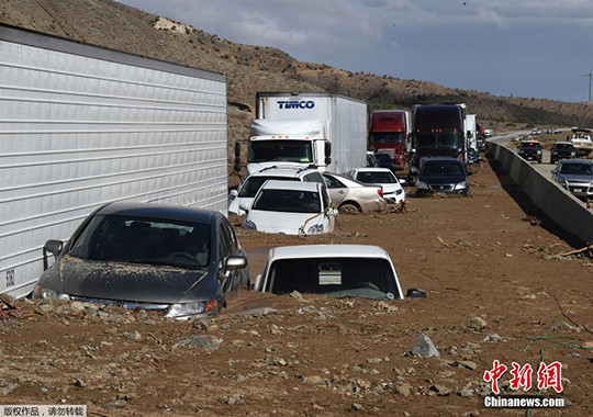 美国加州暴雨引发泥石流掩埋道路190辆车受困