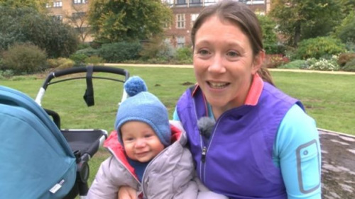 英国辣妈推婴儿车跑马拉松刷新世界纪录