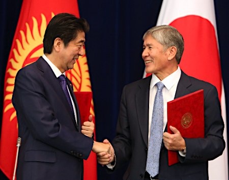 安倍访哈萨克斯坦投大笔援助系中亚行最后一站