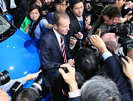 大众汽车高层参观东京车展就排放造假问题致歉