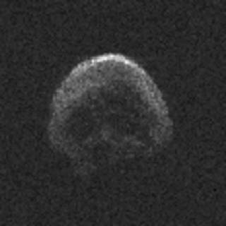太空也过万圣节?NASA发现“骷髅”彗星掠过地球
