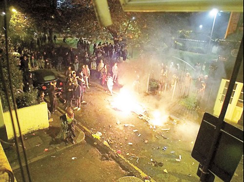 伦敦万圣节派对变骚乱集会者与警方街头冲突(图)