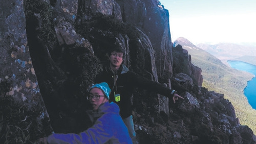 徒步旅行被困深山澳洲情侣绑岩石上过夜终获救