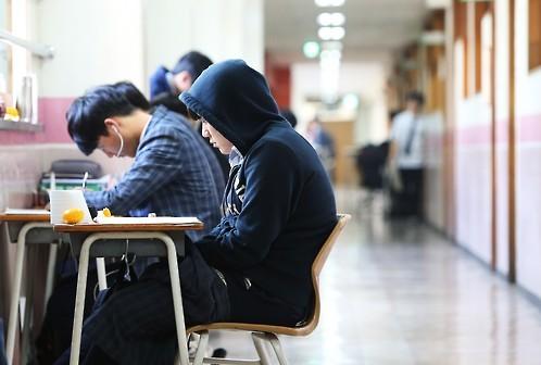 韩国高考倒计时一周高三学生紧张复习迎接(图)