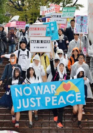 日本近千名高中生冒雨在东京举行反对安保法游行