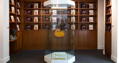 约翰·列侬吉他拍出240万美元曾遗失超50年(图)